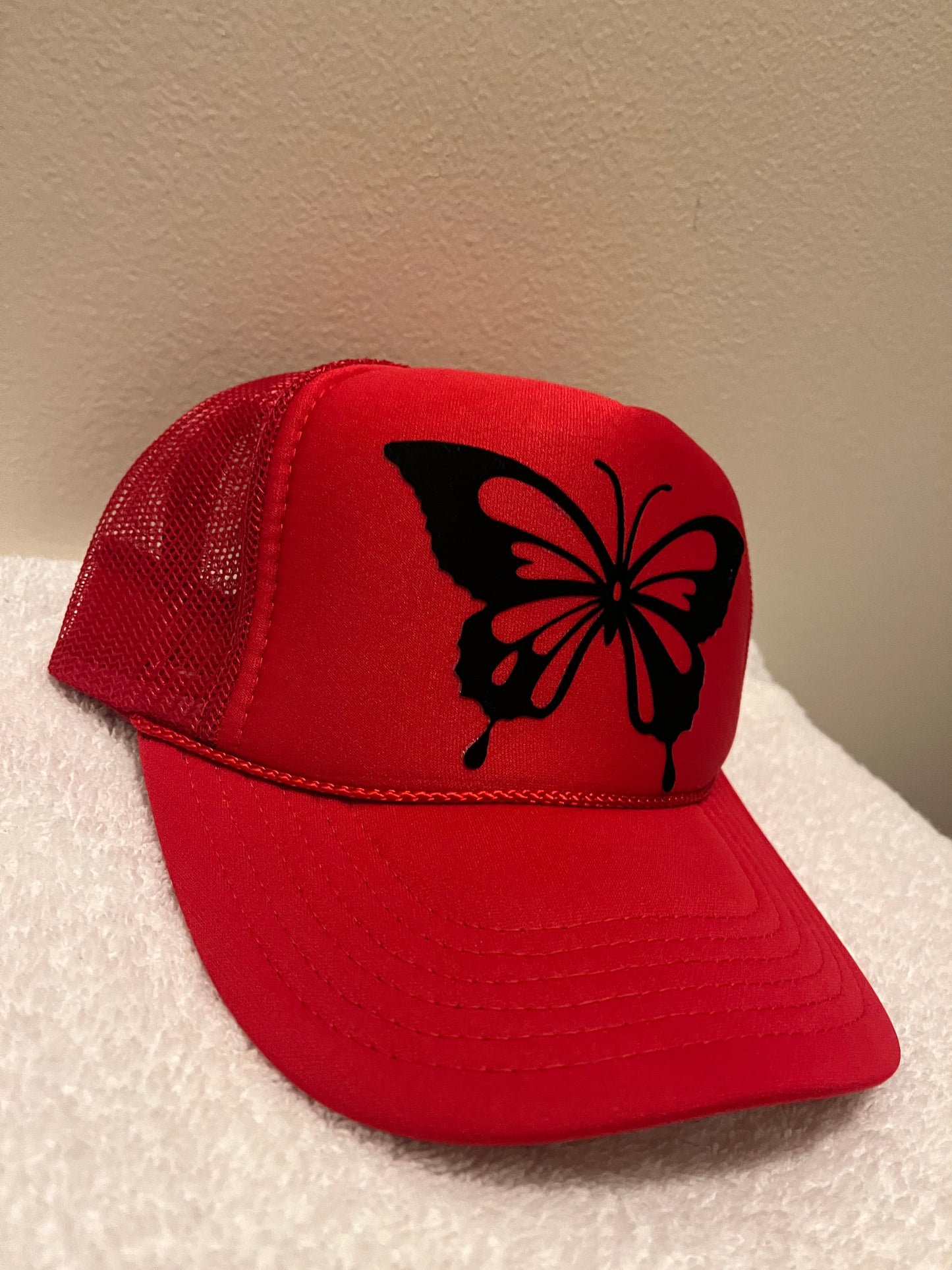 Red trucker snapback